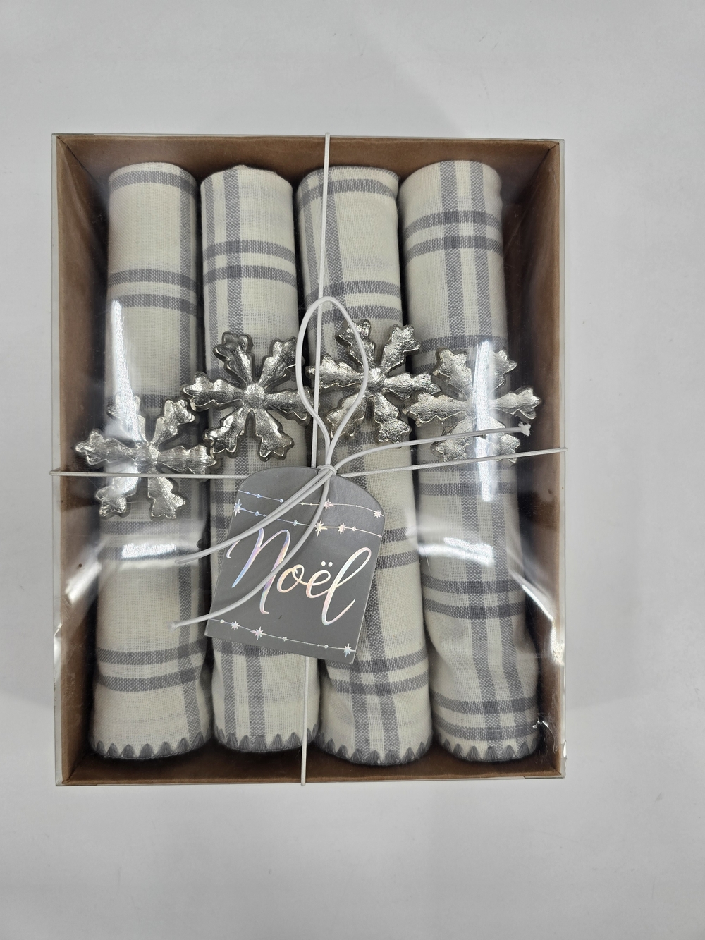 Noel Holiday 4 Plaid Gray And Cream Napkins with 4 Silver Napkin Rings NEW